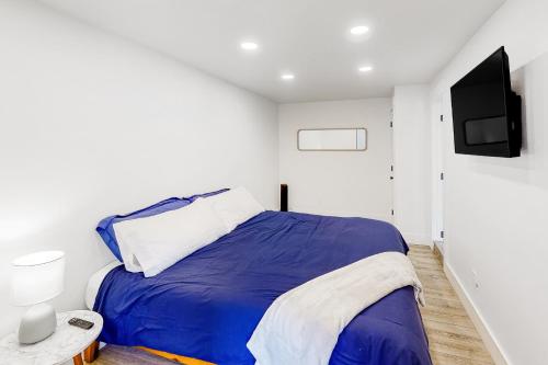 Schlafzimmer mit einem Bett und einem Flachbild-TV in der Unterkunft Narrow Gauge Nook in Durango