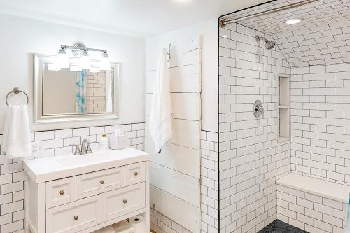 杜蘭戈的住宿－Narrow Gauge Nook，白色的浴室设有水槽和淋浴。