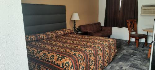 une chambre d'hôtel avec un lit et une chaise dans l'établissement Americas Best Value Inn, à Salmon
