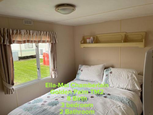 Ένα ή περισσότερα κρεβάτια σε δωμάτιο στο Golden Palm 8 Birth Caravan TM2