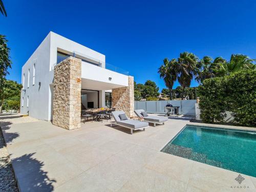 une villa avec une piscine et une maison dans l'établissement Villa moderna de lujo de nueva construcción a 1km de Playa Fustera - Ref A014 AVANOA PREMIUM RENTALS, à Benissa