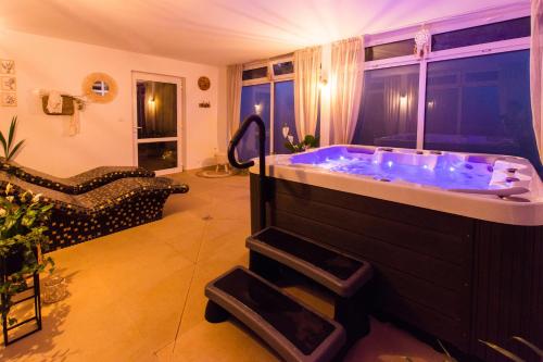 - une grande salle de bains pourvue d'une baignoire bleue dans l'établissement Apartament 106 Mari - Welle, à Grzybowo