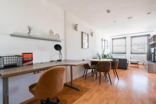 a kitchen and dining room with a table and chairs at apartamento en plaza de españa in Madrid