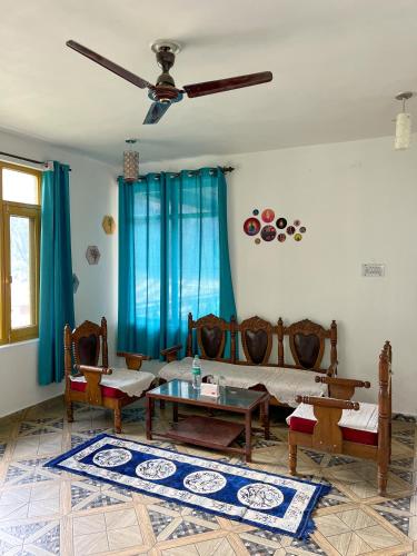 Gallery image of Bhagwati wood house in Manāli