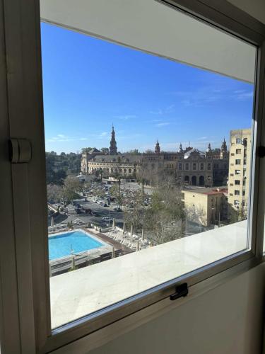 aus einem Fenster mit Stadtblick in der Unterkunft Estupendo apartamento junto a Plaza de España in Sevilla