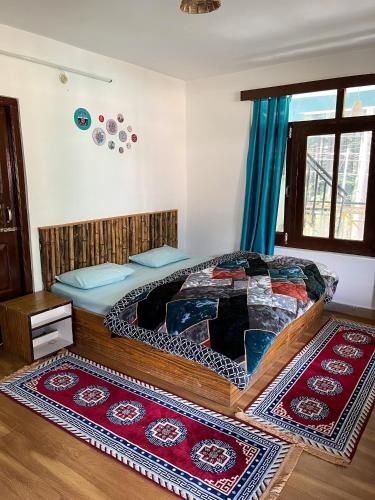 Gallery image of Bhagwati wood house in Manāli