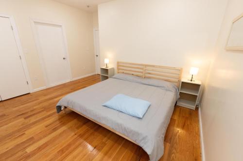 1 dormitorio con 1 cama grande y 2 lámparas en Elegant Modern 3-Bed Apt near NYC en Jersey City