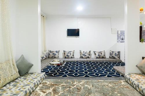 - un salon avec deux canapés et une télévision dans l'établissement appartement El-barka, à Dakhla