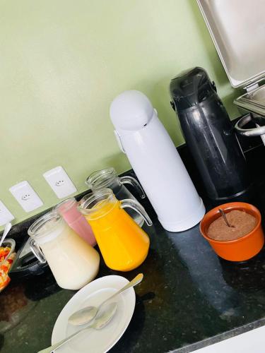 Pousada Jardins Tropical في بورتو دي غالينهاس: طاولة مطبخ عليها برطمانات وملاعق