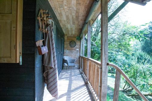 Μπαλκόνι ή βεράντα στο The cabin at Abberley Glamping