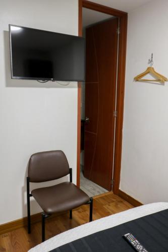 Una televisión o centro de entretenimiento en Hotel Casa botero 105