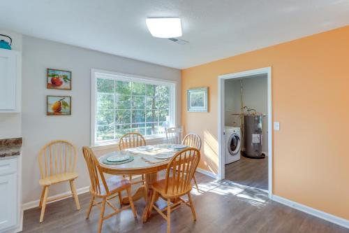 Dapur atau dapur kecil di The Old Parsonage Pindall House with Patio!