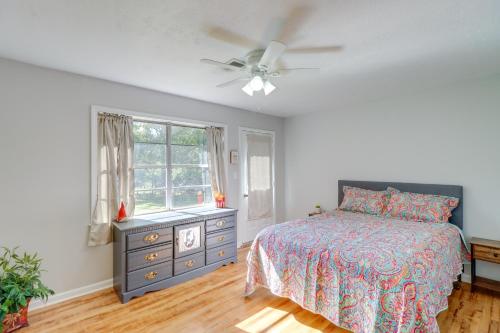 Katil atau katil-katil dalam bilik di The Old Parsonage Pindall House with Patio!