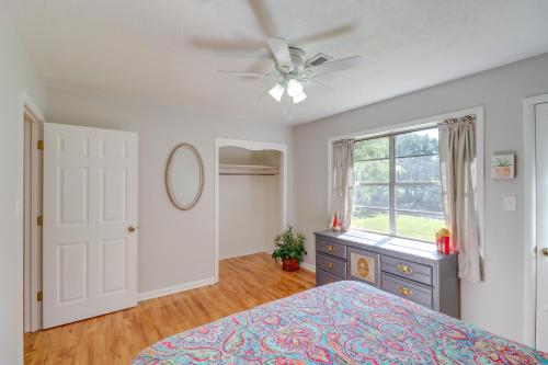Katil atau katil-katil dalam bilik di The Old Parsonage Pindall House with Patio!