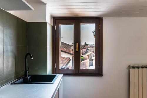 cocina con fregadero y ventana en Ca' Marinaressa, en Portogruaro