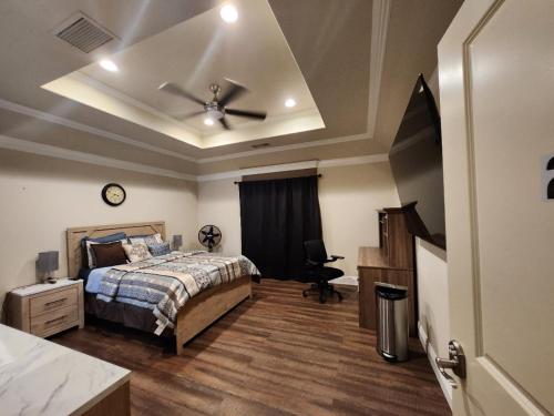 Postel nebo postele na pokoji v ubytování Bedroom with Private Bath/Closet & shared kitchen/laundry