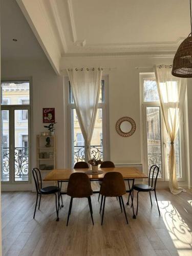 une salle à manger avec une table et des chaises dans l'établissement Superbe Appartement - 3 chambres (5 min Vieux Port - Rue Paradis), à Marseille