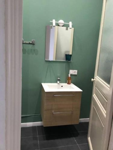 une salle de bain avec un lavabo et un miroir dans l'établissement Superbe Appartement - 3 chambres (5 min Vieux Port - Rue Paradis), à Marseille