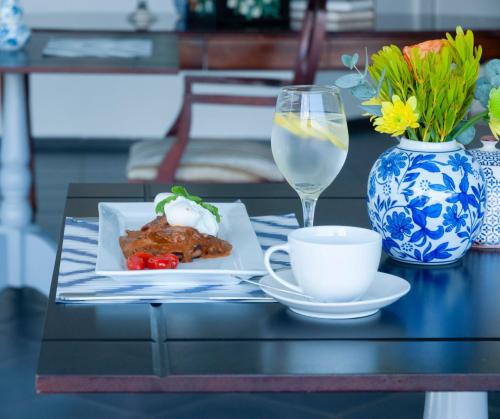 ハートビーズポートにある129inHarties Lodge and SPAの料理の皿とワインのグラスが置かれたテーブル