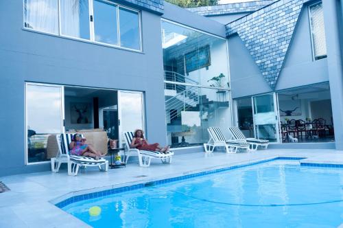 129inHarties Lodge and SPAの敷地内または近くにあるプール