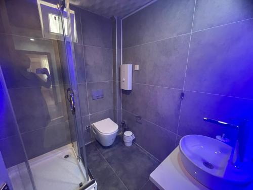CITY APART HOTEL في أنطاليا: حمام مع دش ومرحاض ومغسلة