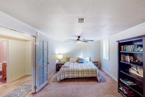 1 dormitorio con 1 cama y ventilador de techo en Red Rocks Retreat en Englewood