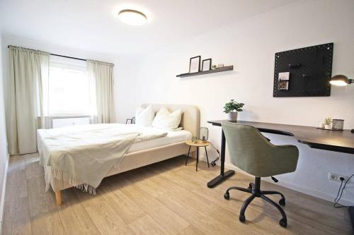a bedroom with a bed and a desk and a computer at Blossfeld-Apartments XL-Ferienwohnung Jena Zentrum, 2 Schlafzimmer, W-Lan, Waschtrockner, Smart-TV in Jena