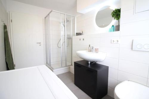 Koupelna v ubytování Blossfeld-Apartments XL-Ferienwohnung Jena Zentrum, 2 Schlafzimmer, W-Lan, Waschtrockner, inkl kostenlosem Parkplatz