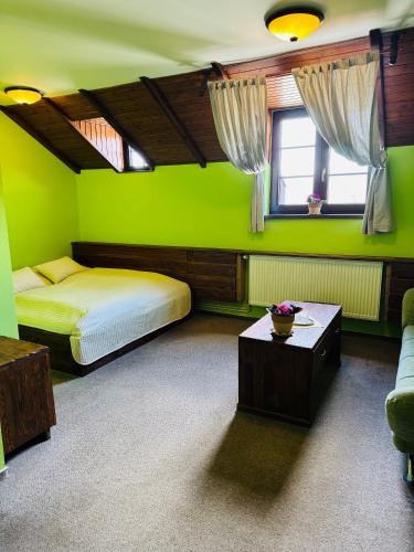מיטה או מיטות בחדר ב-Penzion Myslivna
