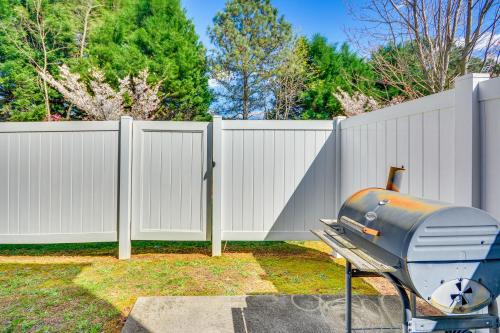 Φωτογραφία από το άλμπουμ του Cozy Greensboro Townhome with Community Pool and Grill σε Greensboro