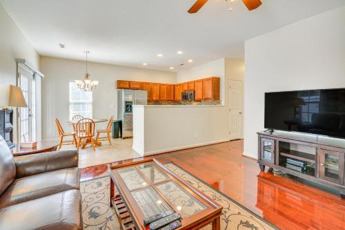 Η κουζίνα ή μικρή κουζίνα στο Cozy Greensboro Townhome with Community Pool and Grill