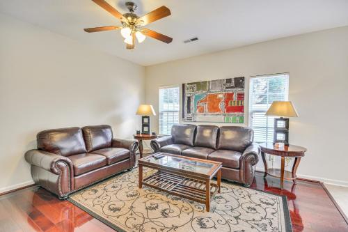 Χώρος καθιστικού στο Cozy Greensboro Townhome with Community Pool and Grill