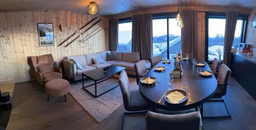 Posezení v ubytování Flott moderne hytte i Holterdalen, 4 soverom, 2 bad, Jacuzzi, garasje