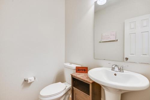 Ένα μπάνιο στο Cozy Greensboro Townhome with Community Pool and Grill