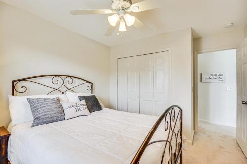 Ένα ή περισσότερα κρεβάτια σε δωμάτιο στο Cozy Greensboro Townhome with Community Pool and Grill
