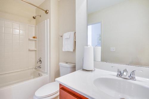 Ένα μπάνιο στο Cozy Greensboro Townhome with Community Pool and Grill