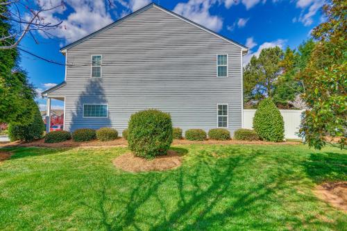 Κήπος έξω από το Cozy Greensboro Townhome with Community Pool and Grill