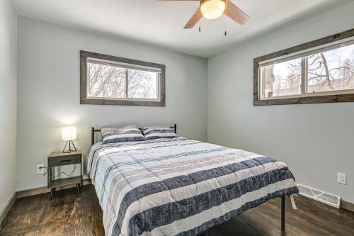 1 dormitorio con 1 cama y 2 ventanas en Wausau Home with Yard 1 Mi to Granite Peak Ski Area, en Wausau