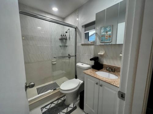 une salle de bain avec toilettes, lavabo et douche dans l'établissement Little Gables Studio-Your Miami Escape-10min Airport, à Miami