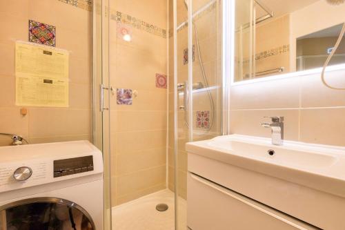 une salle de bain avec douche et lavabo et une machine à laver dans l'établissement Résidence Cannes Villa Francia - maeva Home - Appartement 3 pièces 6 personnes - Sélection MAE-8432, à Cannes