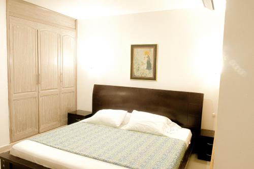 a bedroom with a bed with a black headboard at Hotel Yivinaca in Barranquilla