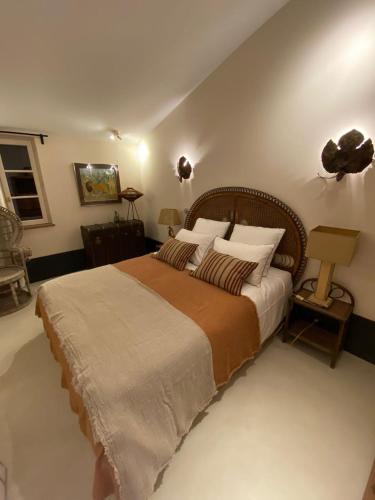 a bedroom with a large bed in a room at Maisons 322 - Maison La Lumineuse in Le Bois-Plage-en-Ré