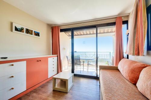 d'un salon avec un canapé et un balcon. dans l'établissement Résidence Cannes Villa Francia - maeva Home - Appartement 3 Pièces 6 Personnes - Confort MAE-7944, à Cannes