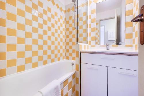 une salle de bain avec une baignoire et un lavabo et une baignoire tubermottermott dans l'établissement Résidence Cannes Villa Francia - maeva Home - Appartement 3 Pièces 6 Personnes - Confort MAE-7944, à Cannes