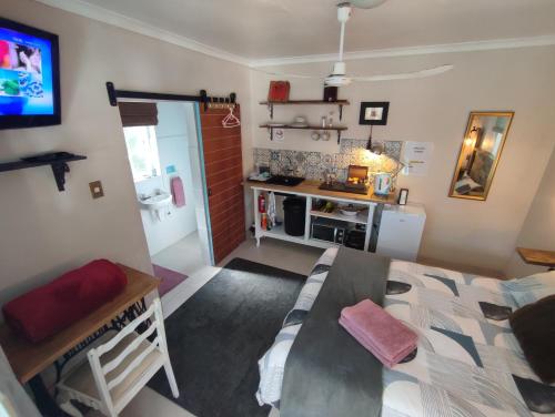 ein Wohnzimmer mit einem Esstisch und einer Küche in der Unterkunft Paradise in the City Cottage Two in Port Elizabeth