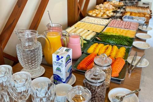 a table with a buffet of food and drinks at Studio de Luxo em Muro Alto - Makia Beach A209 in Porto De Galinhas
