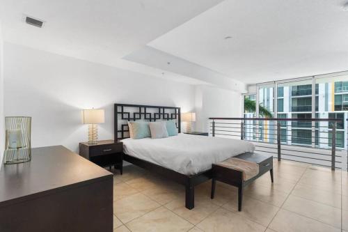 - une chambre avec un grand lit et un balcon dans l'établissement Brickell 2 Story Luxury Getaway With Pool, à Miami