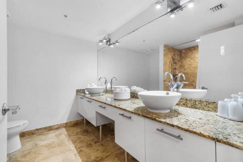 La salle de bains blanche est pourvue de 2 lavabos et de toilettes. dans l'établissement Brickell 2 Story Luxury Getaway With Pool, à Miami