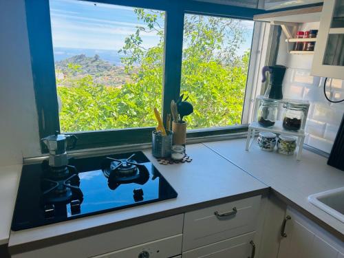 uma cozinha com um lavatório e uma janela com vista em Garancor em Valleseco