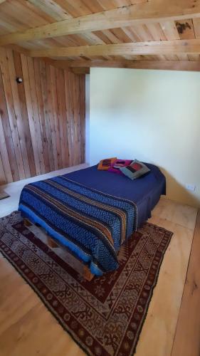 - un lit dans une chambre avec un tapis au sol dans l'établissement AMARRA Camet Norte, à Santa Clara del Mar